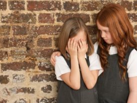 Cómo enseñar a los niños a no molestar a otros